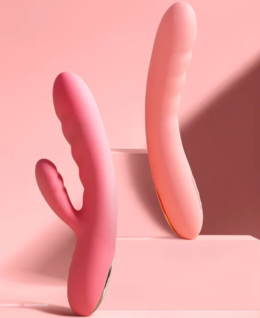 Dos vibradores Svakom sobre fondo rosado