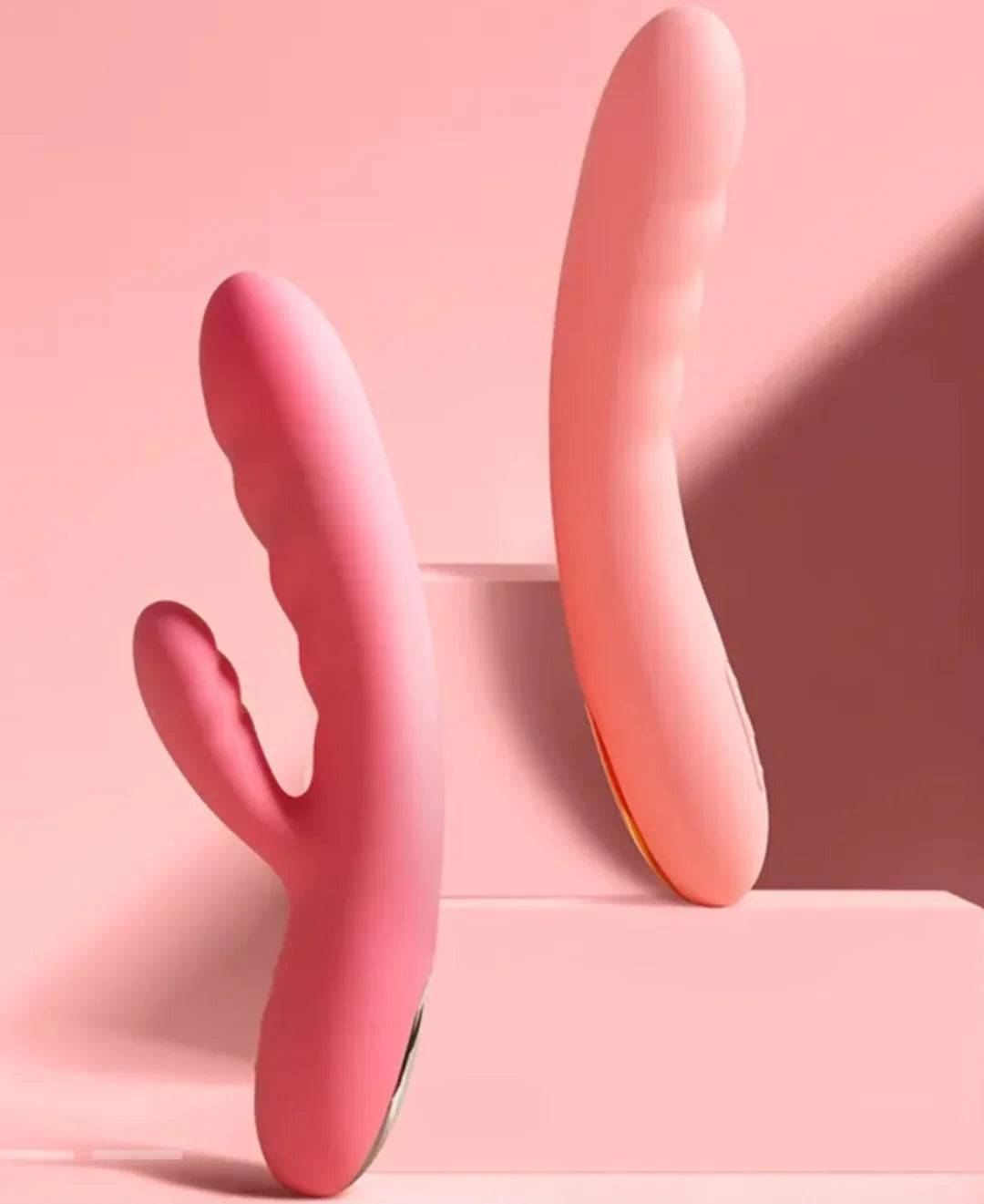 Dos vibradores Svakom sobre fondo rosado